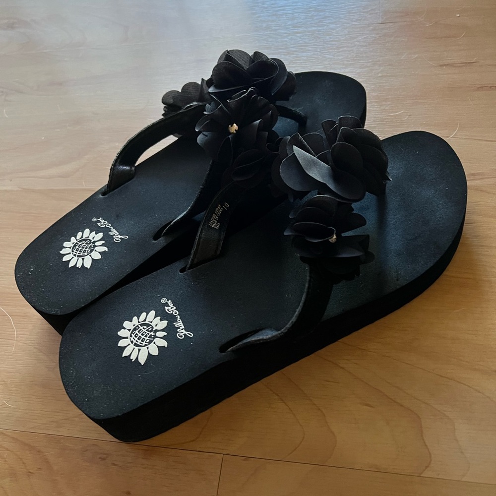 Yellow Box Women’s Flip Flops - Black